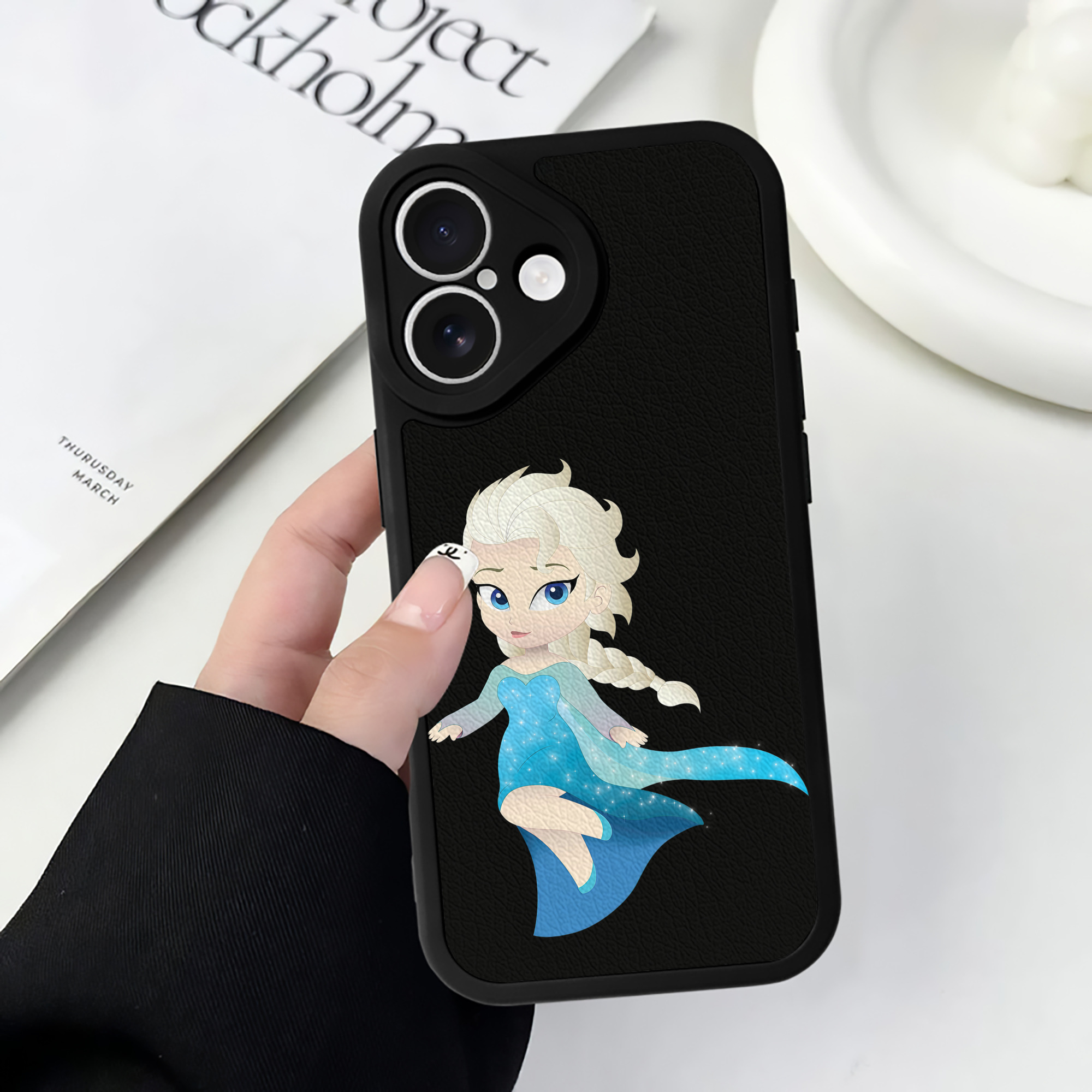 （画像用） アナと雪の女王 アンナ エルサ Frozen Anna Elsa 【iPhone 16シリーズ対応】シリコンスマホケース（レザー調） 材質：シリコン
